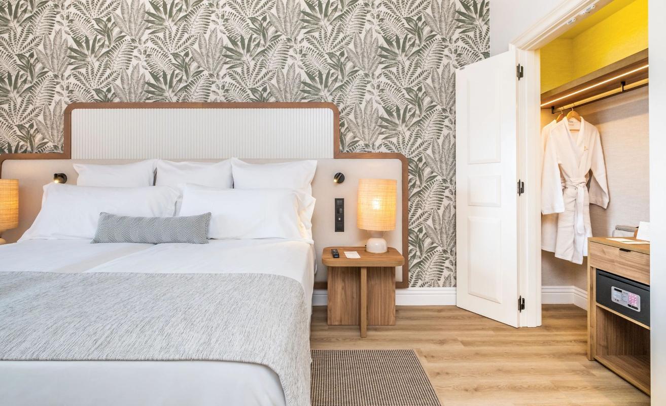 PREFERRED CLUB DOUBLE WITH DIRECT POOL ACCESS Dreams Madeira Resort, Spa & Marina Funchal PREFERRED CLUB DOUBLE WITH DIRECT POOL ACCESS Dreams Madeira Resort, Spa & Marina Funchal